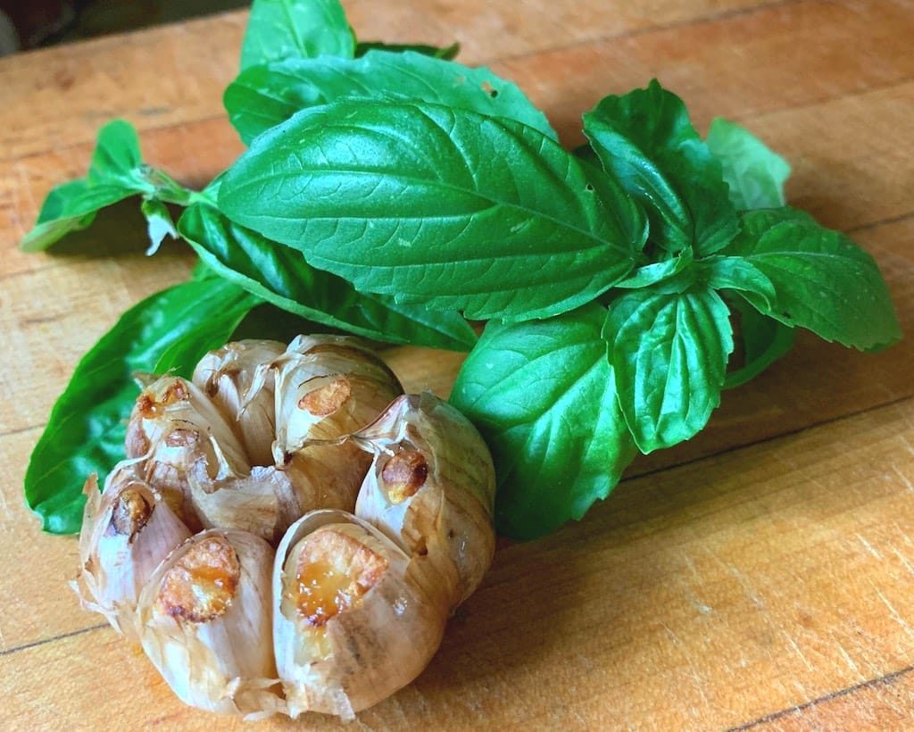 basil and roasted garlic for pizza